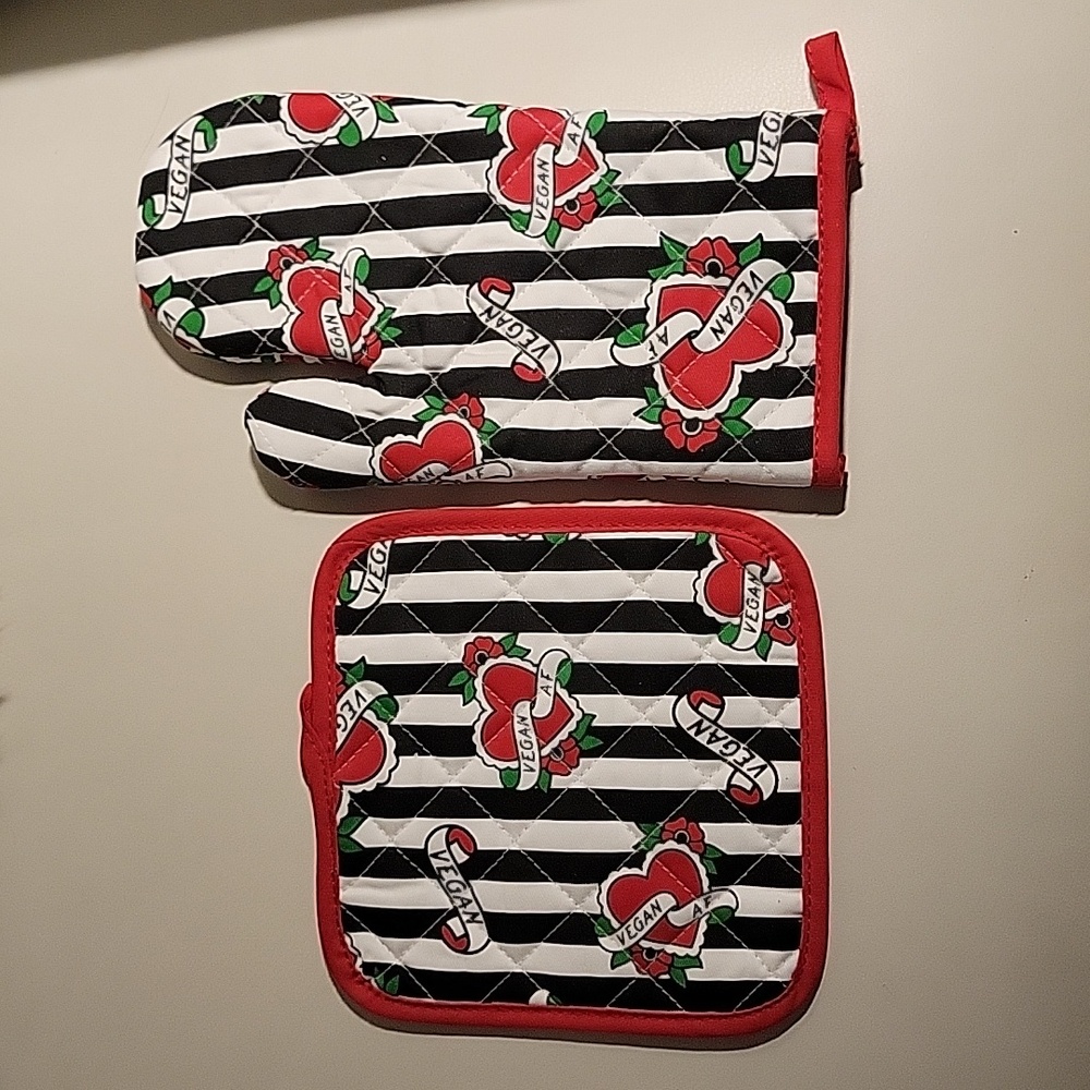 Sourpuss Vegan AF Traditional Tattoo Pot Holder and Oven Mitt Set